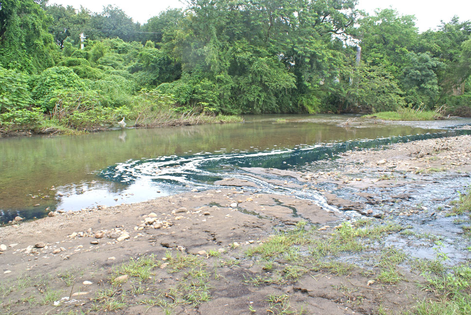 ¡El río tiene un affluente verde azul!