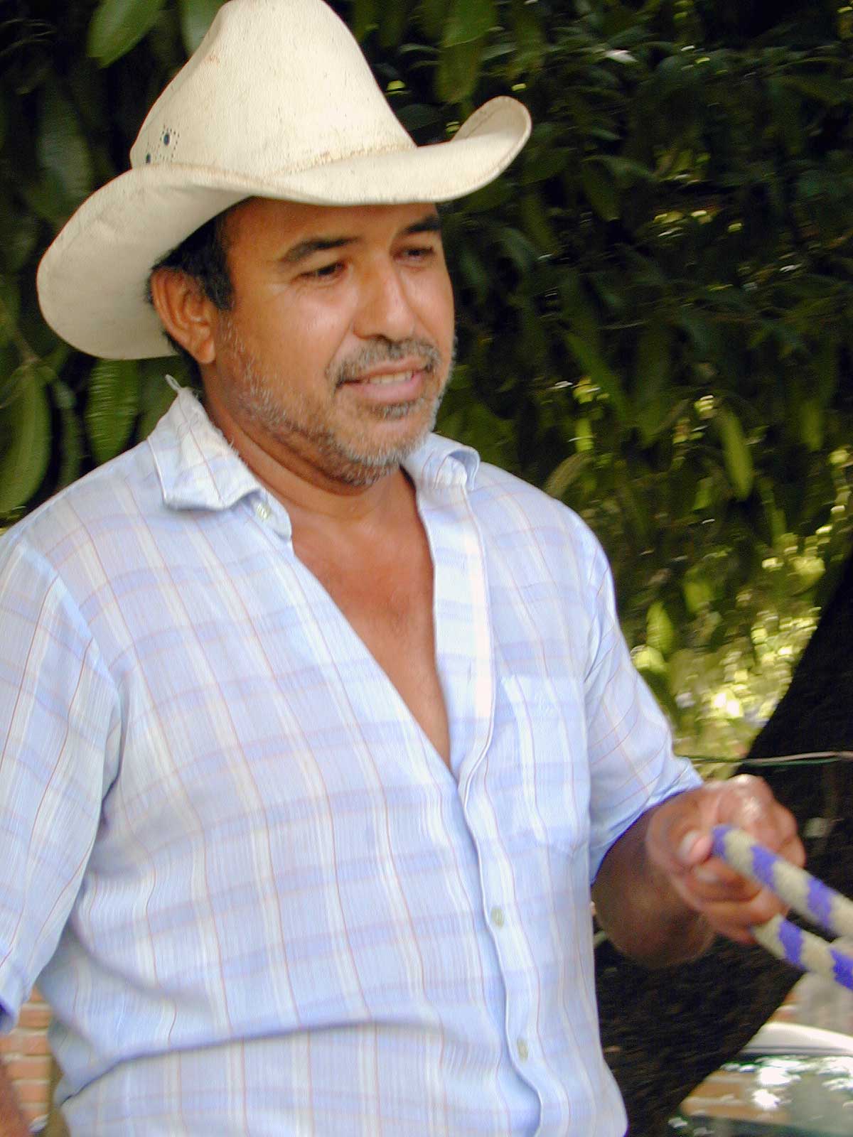 Un charro a caballo ...