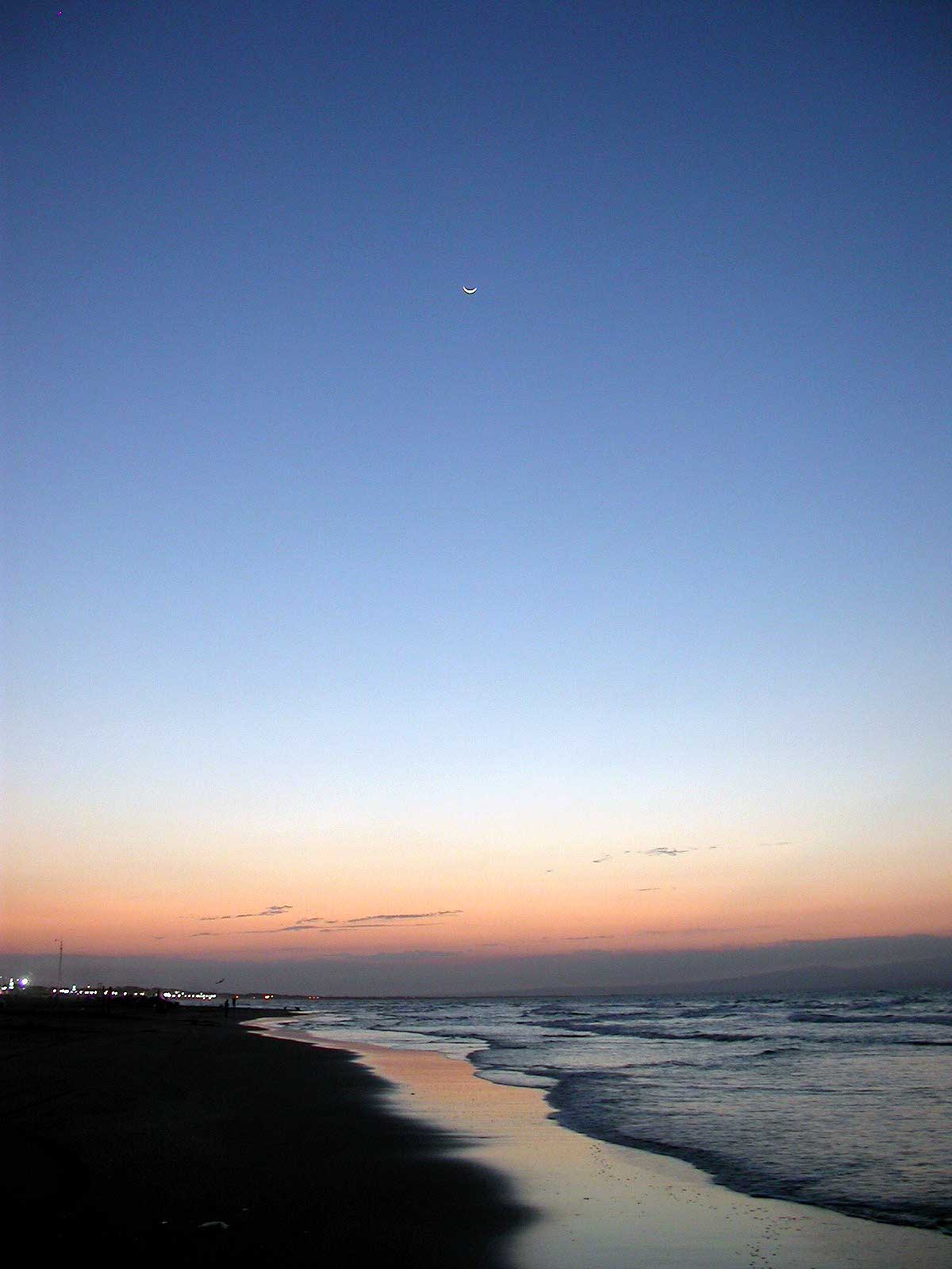 La Luna encima de la playa